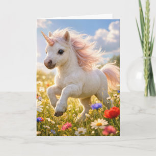 Carte Licorne d'anniversaire courant dans un champ de fl