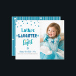 Carte-lumière Budget Photo Hanoukka Latkes Laughte<br><div class="desc">"Latkes, rires & lumières." Fun, la typographie artisanale fantaisiste et une Star of David motif aléatoire en bleu poussiéreux, turquoise et turquoise sur un arrière - plan blanc, avec la photo de votre choix, vous aider à ouvrir à Hanoukka. Des lignes blanches dessinées à la main et une étoile de...</div>
