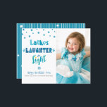 Carte-lumière Budget Photo Hanoukka Latkes Laughte<br><div class="desc">"Latkes, rires & lumières." Fun, la typographie artisanale fantaisiste et une Star of David motif aléatoire en bleu poussiéreux, turquoise et turquoise sur un arrière - plan blanc, avec la photo de votre choix, vous aider à ouvrir à Hanoukka. Des lignes blanches dessinées à la main et une étoile de...</div>