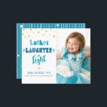 Carte-lumière Hanoukka Latkes Laughter Budget Phot<br><div class="desc">"Latkes, rires & lumières." Une typographie fantaisiste et artisanale en bleu poussiéreux, turquoise et turquoise et une fausse feuille d'or aléatoire Star of David motif sur un arrière - plan blanc, avec la photo de votre choix, vous aide à ouvrir à Hanoukka. Des lignes blanches dessinées à la main et...</div>