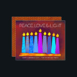 Carte lumineuse Budget Red Hanoukka bougies Peace<br><div class="desc">"Paix, amour et lumière." Une illustration ludique, moderne et artistique de bougies motifs de saumons dans une menorah vous aide à inaugurer les vacances de Hanoukka. Des bougies bleues assorties de motifs de fausse feuille colorés recouvrent un arrière - plan riche en couleur rouge-brique. Faux en cuivre feuille motif de...</div>