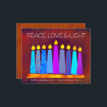 Carte lumineuse Budget Red Hanoukka bougies Peace<br><div class="desc">"Paix, amour et lumière." Une illustration ludique, moderne et artistique de bougies motifs de saumons dans une menorah vous aide à inaugurer les vacances de Hanoukka. Des bougies bleues assorties de motifs de fausse feuille colorés recouvrent un arrière - plan riche en couleur rouge-brique. Faux en cuivre feuille motif de...</div>