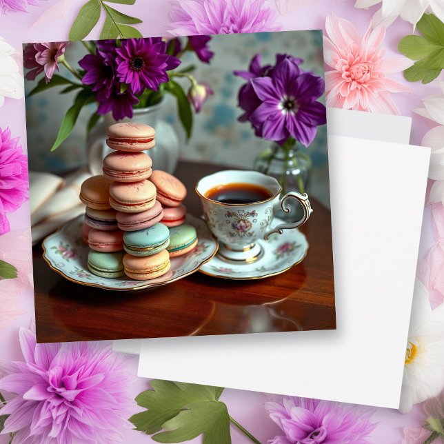 Carte Macaron, café et vase de fleurs violettes (Créateur téléchargé)