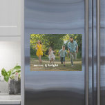 Carte Magnet Photo Famille Joyeuse et brillante<br><div class="desc">Une carte de voeux magnétique photo moderne avec une typographie rétro audacieuse citant "joyeux & lumineux" en blanc. L'accueil, le nom et le message peuvent être facilement customisés pour une touche personnelle. Un design tendance, minimaliste et contemporain pour se démarquer de cette période de vacances ! L'image montrée n'est à...</div>