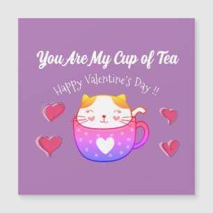 Carte magnétique avec chat dans une tasse de thé