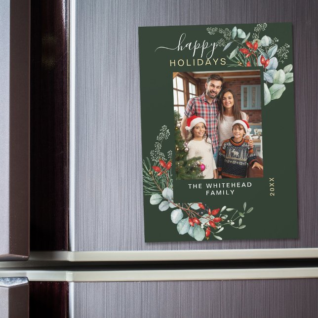 Carte magnétique de Noël photo botanique verte mod (You will love these beautiful Christmas cards! They feature botanical watercolor pine and berries.)