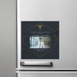 Carte magnétique photo Chic Médicale School<br><div class="desc">Cette carte magnétique chic de diplôme de faire-part de l'école de médecine présente un design hexagone géométrique or avec un élégant caducée médical au-dessus d'une photo du diplômé. Annonces d'aimant photographique moderne pour un nouveau médecin ou une infirmière en 2025.</div>