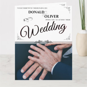 Carte Mains d'un couple gay de mariage avec des anneaux