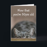 Carte Maintenant que vous avez 50 ans Anniversaires Snea<br><div class="desc">Anniversaire Maintenant que vous avez 50 ans Anniversaire aiment vous filer dessus. Drôle sur la colline avec mignon chat se préparant à rebondir</div>