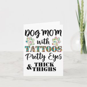 Carte Maman De Chien Avec Des Tatouages De Jolies Yeux É