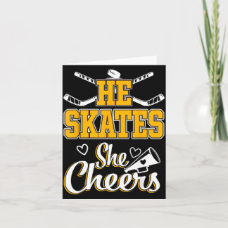 Carte Maman de hockey Il patine Elle applaudit Jour de m