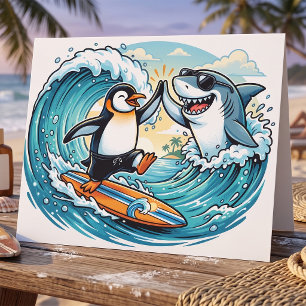 Carte Manchot surfeur et requin qui se tapent dans la ma