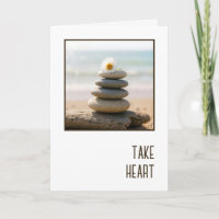 Marguerite de sympathie sur un cairn de plage en p