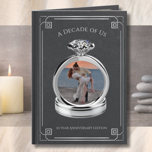 Carte Mari créatif de livre d'histoires 10 ans d'anniver (A Decade of Us 10 year husband anniversary storybook card with custom photo ring template.)
