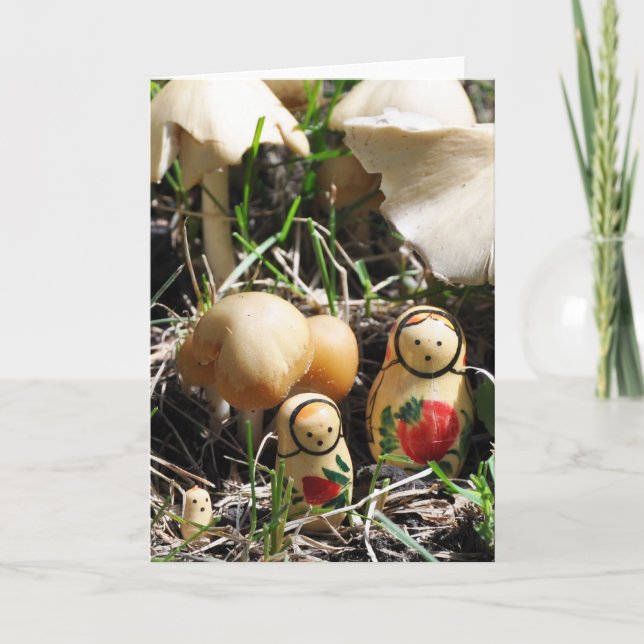 Carte Matroshka dans une patte de champignon (Devant)