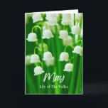 Carte May Lily of the Valley Birth Moth Flower Anniversa<br><div class="desc">Célébrez un anniversaire très spécial avec Lily of The Valley, la fleur de naissance de mai. Voici une belle photo de ces petites fleurs blanches en forme de cloche, en cascade, sur fond de feuillage verdoyant. Lily of The Valley est originaire d'Asie, d'Europe et d'Amérique du Nord. Elle symbolise la...</div>
