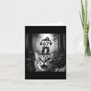 Carte Même de chat drôle avec Bigfoot 67 Soixante-Sept M