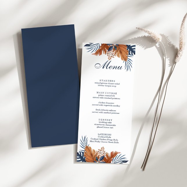 Carte menu Monstera bleu minuit (Midnight Blue Monstera Menu Card on a sunny white table with a dry wildflower.)