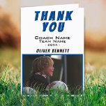 Carte Merci Coach bleu avec photo<br><div class="desc">Carte Merci Coach Bleu avec photo. carte Merci avec photo,  merci texte,  nom de l'entraîneur,  nom de l'équipe,  année et votre nom. Carte de remerciements photo - ajoutez votre photo au modèle. Idéal pour tous les entraîneurs sportifs - baseball,  basket,  football,  football,  football,  hockey,  volley, ... </div>