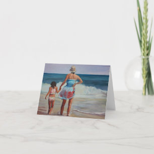 Carte Mère et fille tenant les mains au bord de la mer.