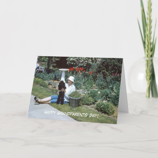 Carte Mignonne grand-mère rétro dans le jardin avec cani (Devant)