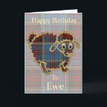Carte Moutons de tartan "joyeux anniversaire à la<br><div class="desc">Un agneau écossais de bande dessinée vous souhaite un joyeux anniversaire.</div>