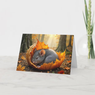 Carte Nappage de la souris d'anniversaire dans une feuil