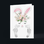 Carte Nouveau bébé fille lapin<br><div class="desc">Face lapin mignonne avec oreilles roses et bouquet floral avec pieds bébé nouveau-né pour la nouvelle fille bébé.</div>