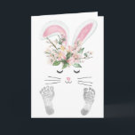 Carte Nouveau bébé fille lapin<br><div class="desc">Face lapin mignonne avec oreilles roses et bouquet floral avec pieds bébé nouveau-né pour la nouvelle fille bébé.</div>