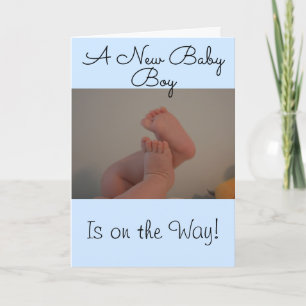 Carte Nouveau bébé garçon sur le chemin bébé pieds photo