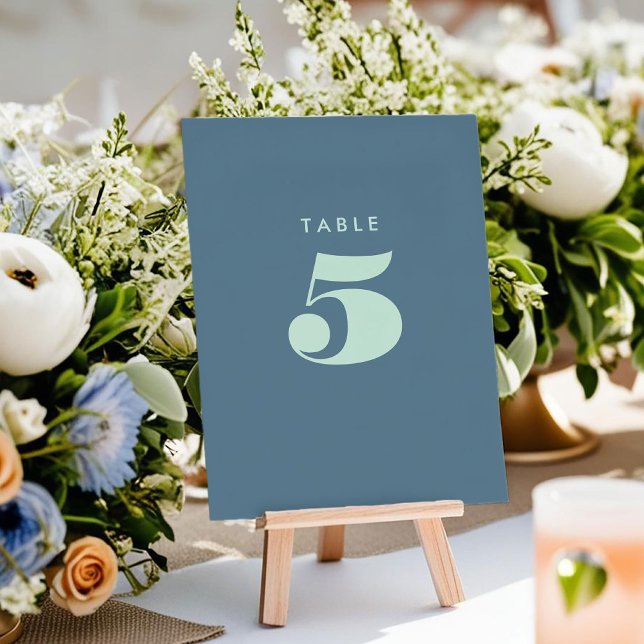 Carte Numéro de tableau Gras Bleu (Bold Blue Typography Wedding Table Number Card)