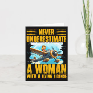 Carte N'underestimez jamais une femme titulaire d'un bre