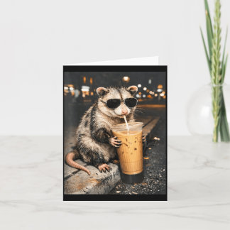 Carte Opossum Buvant du Café Glacé Mème Drôle d'Animal p