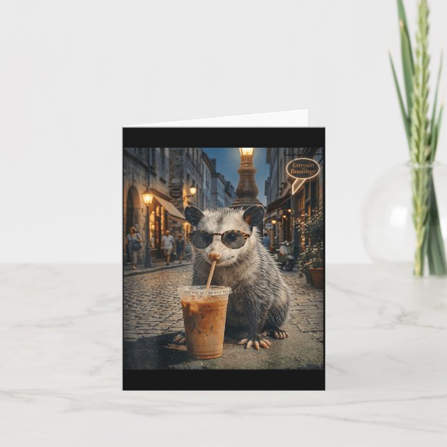 Carte Opossum Cool Buvant du Café Glacé Drôle de Nuit (Devant)
