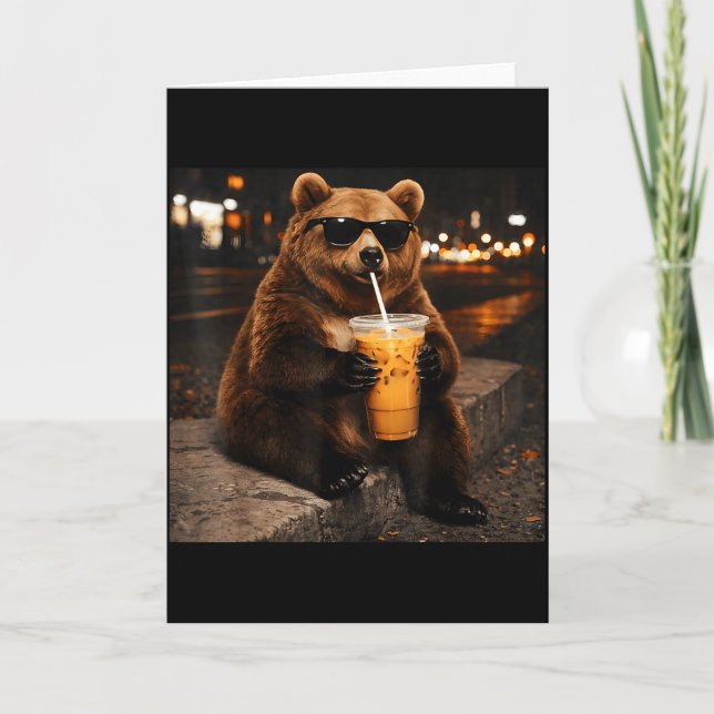 Carte Ours buvant du café glacé Mème d'animal drôle Homm (Devant)