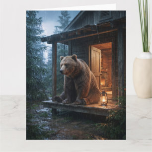 Carte Ours Grizzly Assis Sur Le Porche D'une Cabane Cosy