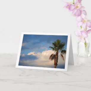 Carte Palmiers dans un portrait de ciel nuageux