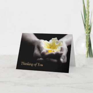 Carte Pensée à vous fleur de jaune dans des mains