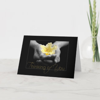 Carte Penser à vous élégante Fleur Jaune dans les mains