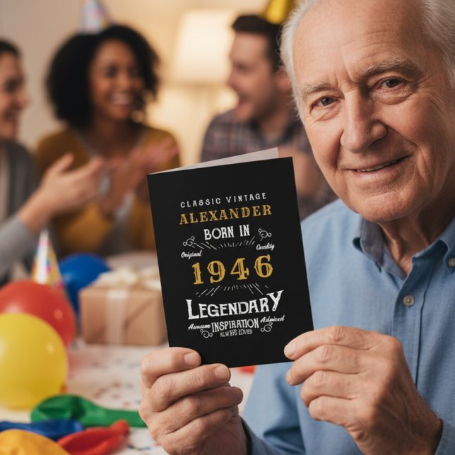 Carte Personnalisé Vintage 80e anniversaire pour les hom (80th birthday 1946 greeting card held by a man. Blurred background)
