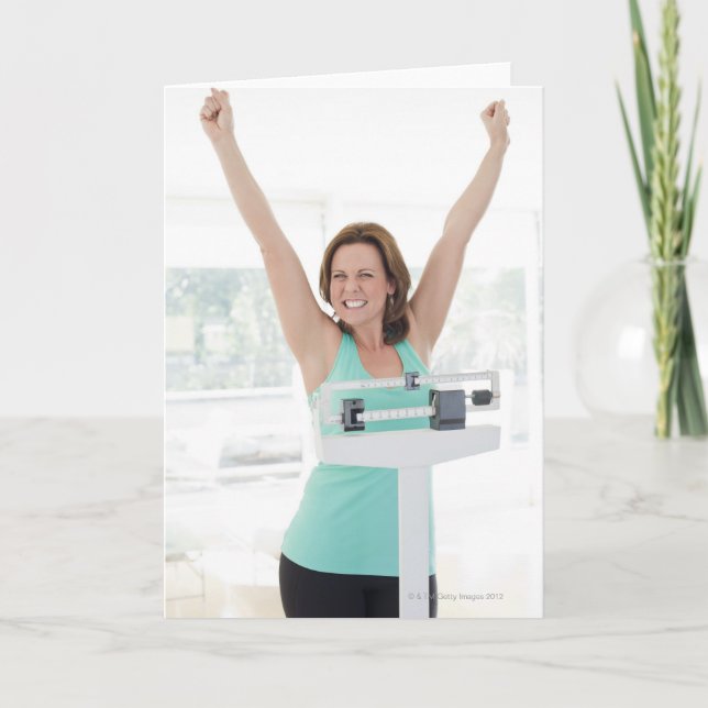 Carte Perte de poids réussie. Pesage heureux de femme (Devant)
