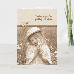 Carte Petite fille avec des pâquerettes d'anniversaire