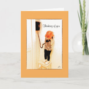 Carte Petite fille parlant à un vieux téléphone de mode