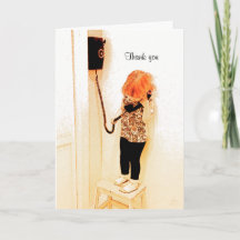 Petite fille parlant à un vieux téléphone noir