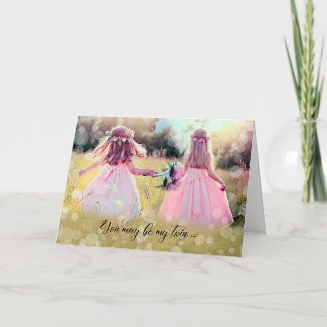 Carte Petites filles dans une prairie Jumeau anniversair (Devant)