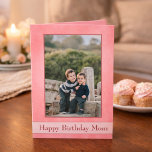 Carte Photo assez rose de maman de joyeux anniversaire<br><div class="desc">La carte d'anniversaire parfaite pour la maman, ce stationnaire personnalisé est une d'une sorte en raison de vous. Comportant votre avant et centre personnels de photo, il y a un bel arrière - plan rose de parchemin. La frontière de photo peut être ajustée pour adapter la taille de la photo...</div>
