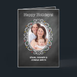 Carte Photo Christmas Chalkboard Look Oval<br><div class="desc">Cette jolie bordure photo sur un arrière - plan à l'allure de tableau noir est parfaite pour ajouter votre photo et vos informations personnelles de nom de famille. L'intérieur de la carte donne de la place pour le message de vacances et votre signature.</div>