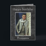 Carte photo d'anniversaire pour mon mari<br><div class="desc">Souhaitez un joyeux anniversaire à votre mari avec cette carte de vœux unique. Le devant présente un fond gris noir avec "Joyeux anniversaire" écrit en gris avec sa photo centrée. Vous pouvez facilement télécharger votre image préférée et ajuster la bordure. Le bas affiche son nom avec un message chaleureux à...</div>