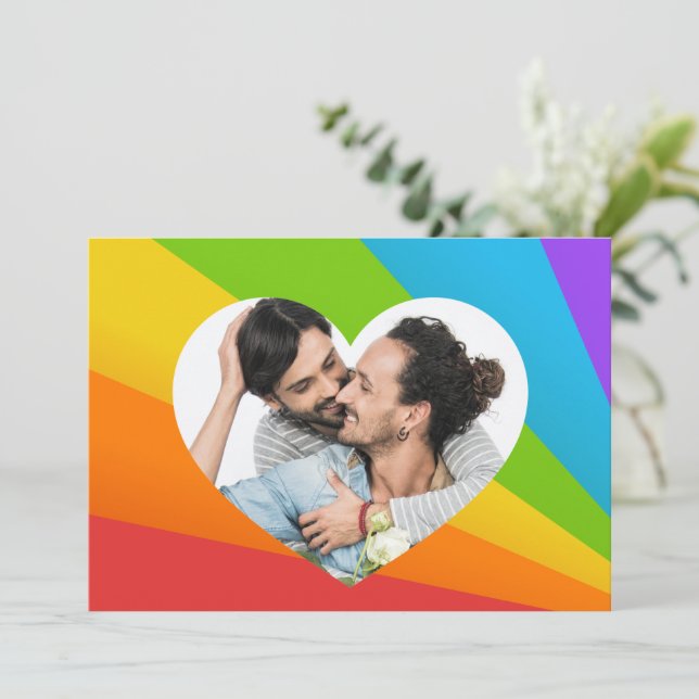 Carte Photo de couple gay coeur arc-en-ciel personnalisé (Debout devant)