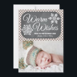Carte photo de Fête de Fête du Feu de Neige Taupe<br><div class="desc">Ajoutez votre photo de famille préférée ou votre photo de Noël de premier jour férié, de petit garçon ou de petite fille à ce joli carte photo de vacances sur le thème de l'hiver, moderne et sucré, avec deux flocons de neige sur un arrière - plan en damier et un...</div>